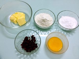 1、蔓越莓饼干,准备好材料，黄油提前室温软化备用