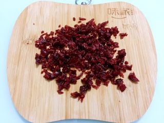 2、蔓越莓饼干,蔓越莓干切碎备用