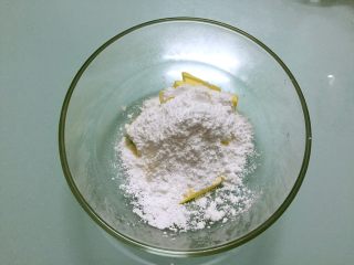 3、蔓越莓饼干,软化的黄油加入糖粉