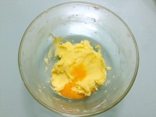 5、蔓越莓饼干,分三次加入全蛋液，每次加入都要拌匀才能加入下一次