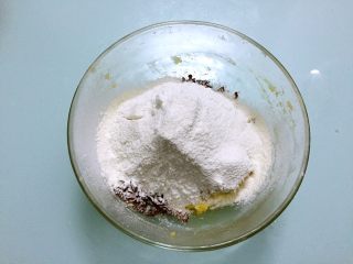 8、蔓越莓饼干,筛入低筋面粉