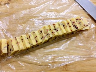 13、蔓越莓饼干,取出切成片