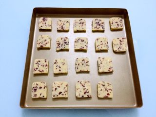 14、蔓越莓饼干,放入烤盘中，中间要有间隔