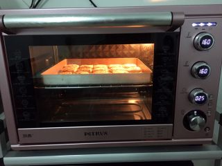 15、蔓越莓饼干,放入预热好的烤箱，上下火160度，中层25分钟