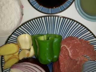 1、炒牛肉,先将食材和佐料准备好