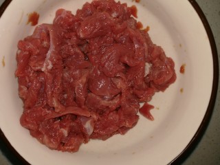 2、炒牛肉,牛肉横着切成薄片，炒牛肉一定要横着切，否则有筋咬不动。切薄些容易熟