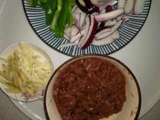 6、炒牛肉,洋葱和青椒切条，蒜和生姜切细长条