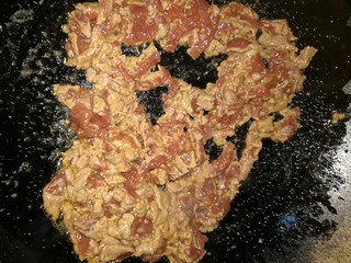 7、炒牛肉,锅烧热，倒入适量油，倒入牛肉大火快速炒变色后盛出