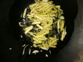 8、炒牛肉,锅再次烧热，倒入油，蒜和生姜爆香