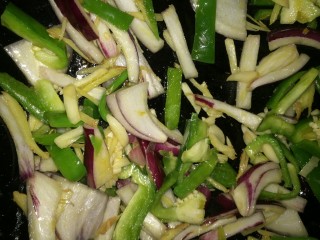 9、炒牛肉,倒入洋葱个青椒炒熟