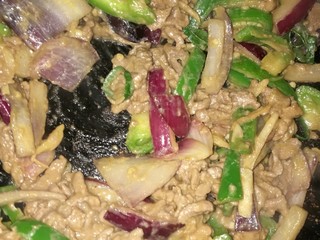 11、炒牛肉,快速将牛肉和洋葱，青椒翻炒均匀