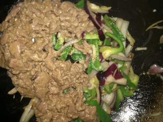 10、炒牛肉,倒入炒好的牛肉