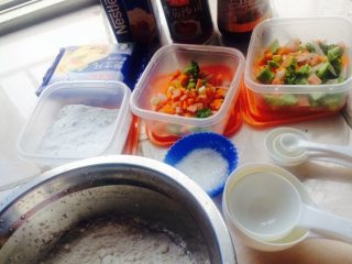 1、蔬菜披萨,准备好要用的材料，在容器里加入水跟面粉和白糖，跟酵母，搓成面团