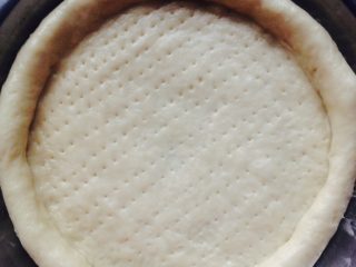 2、蔬菜披萨,待面团发酵好放在事先刷好一层油的容器里（有披萨烤盘最好）压成披萨饼状，并用叉子戳出小孔