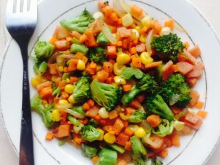 3、蔬菜披萨,面团拿去冰箱冷藏半小时可防止变形，把准备好的蔬菜丁下油锅炒熟备用