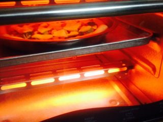 7、蔬菜披萨,烤箱预热200度，把披萨盘放进去烤15分钟