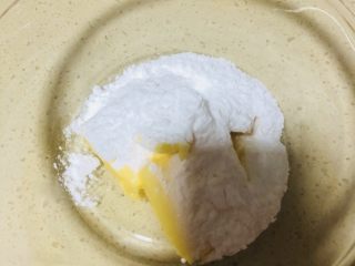 2、蔓越莓饼干,黄油室温软化,加入糖粉和细砂糖拌匀。