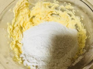 5、蔓越莓饼干,筛入低筋面粉。