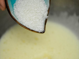 2、经典蛋卷,白糖分三次加入。