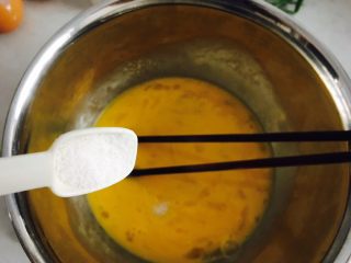 3、早餐鸡蛋饼,加入适量盐