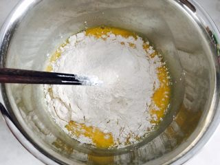 4、早餐鸡蛋饼,加入100g面粉