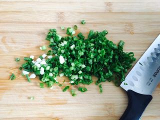 5、早餐鸡蛋饼,葱切末