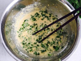 6、早餐鸡蛋饼,放入搅好的面糊中