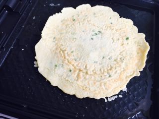 8、早餐鸡蛋饼,电饼铛或者平底锅加少许油，烙至两面金黄