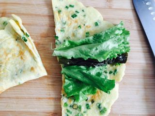 11、早餐鸡蛋饼,我卷的生菜和酸黄瓜
