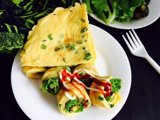 12、早餐鸡蛋饼,也可以卷好，切好挤上沙拉酱和番茄酱