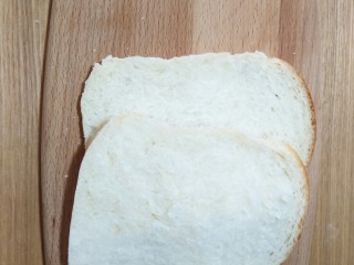 1、卡通瓢虫三明治,准备好面包片