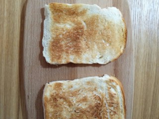 3、卡通瓢虫三明治,烤好后取出