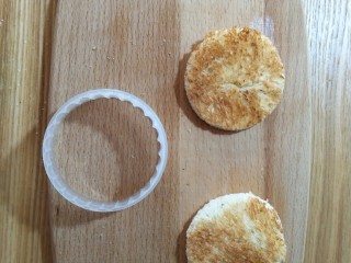 4、卡通瓢虫三明治,用模具切成圆形