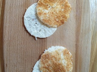 5、卡通瓢虫三明治,用刀从中间片开