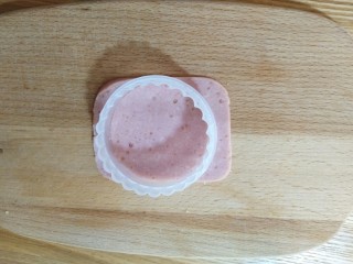 6、卡通瓢虫三明治,火腿片用模具切成圆形