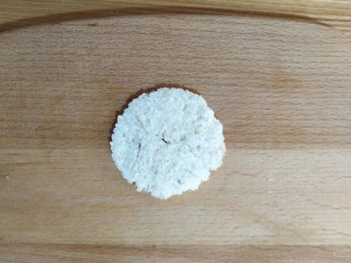 8、卡通瓢虫三明治,取一片土司片