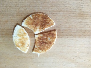 11、卡通瓢虫三明治,取另一片土司片用模具切出头部，用刀在背部中间划开