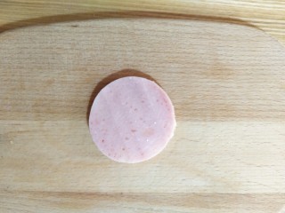 9、卡通瓢虫三明治,上面放上火腿片