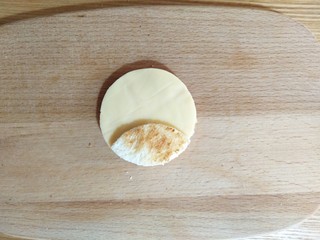 12、卡通瓢虫三明治,头部摆放到芝士片上