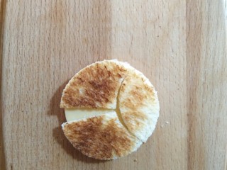 14、卡通瓢虫三明治,摆放另一个翅膀