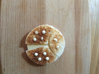 15、卡通瓢虫三明治,用沙拉酱挤上眼睛和背部花纹