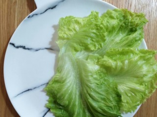 16、卡通瓢虫三明治,生菜洗净控水，放到盘子上