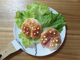 17、卡通瓢虫三明治,放上瓢虫三明治