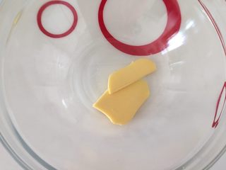 1、早餐抹茶香脆豆,用一大碗放入黄油待其软化