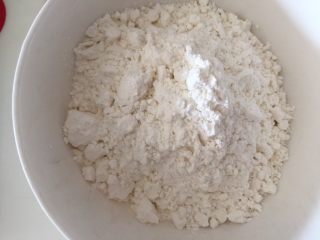4、早餐抹茶香脆豆,用一干净碗，放入低筋粉