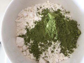 5、早餐抹茶香脆豆,放入抹茶粉