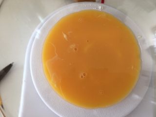 7、早餐抹茶香脆豆,鸡蛋液放入到装有已软化好的黄油的碗里