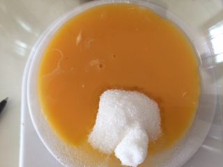 8、早餐抹茶香脆豆,放入砂糖