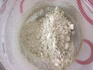 10、早餐抹茶香脆豆,筛入混合好的粉类