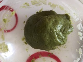 13、早餐抹茶香脆豆,抓捏成团后，盖保鲜膜醒发30分钟